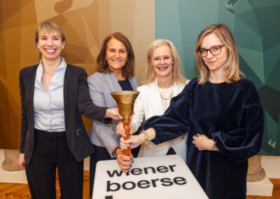Stefanie Weniger, Andrea Herrmann, Wiebke Schloemer und Katharina Kräftner beim Ring the Bell Event