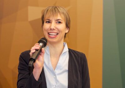 Stefanie Weniger begrüßt die Teilnehmenden des Ring the Bell Events